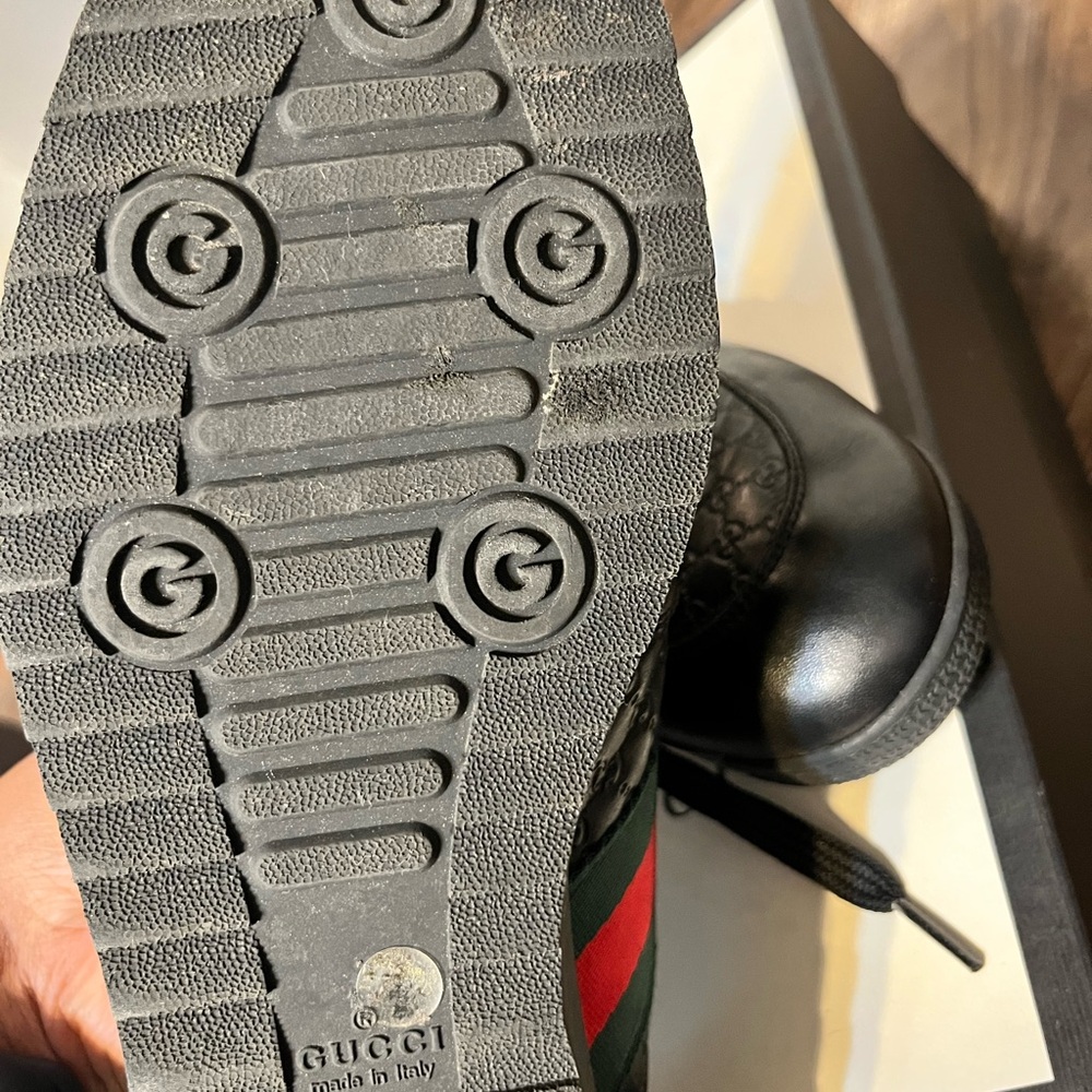 Men Gucci sneaker slightly worn